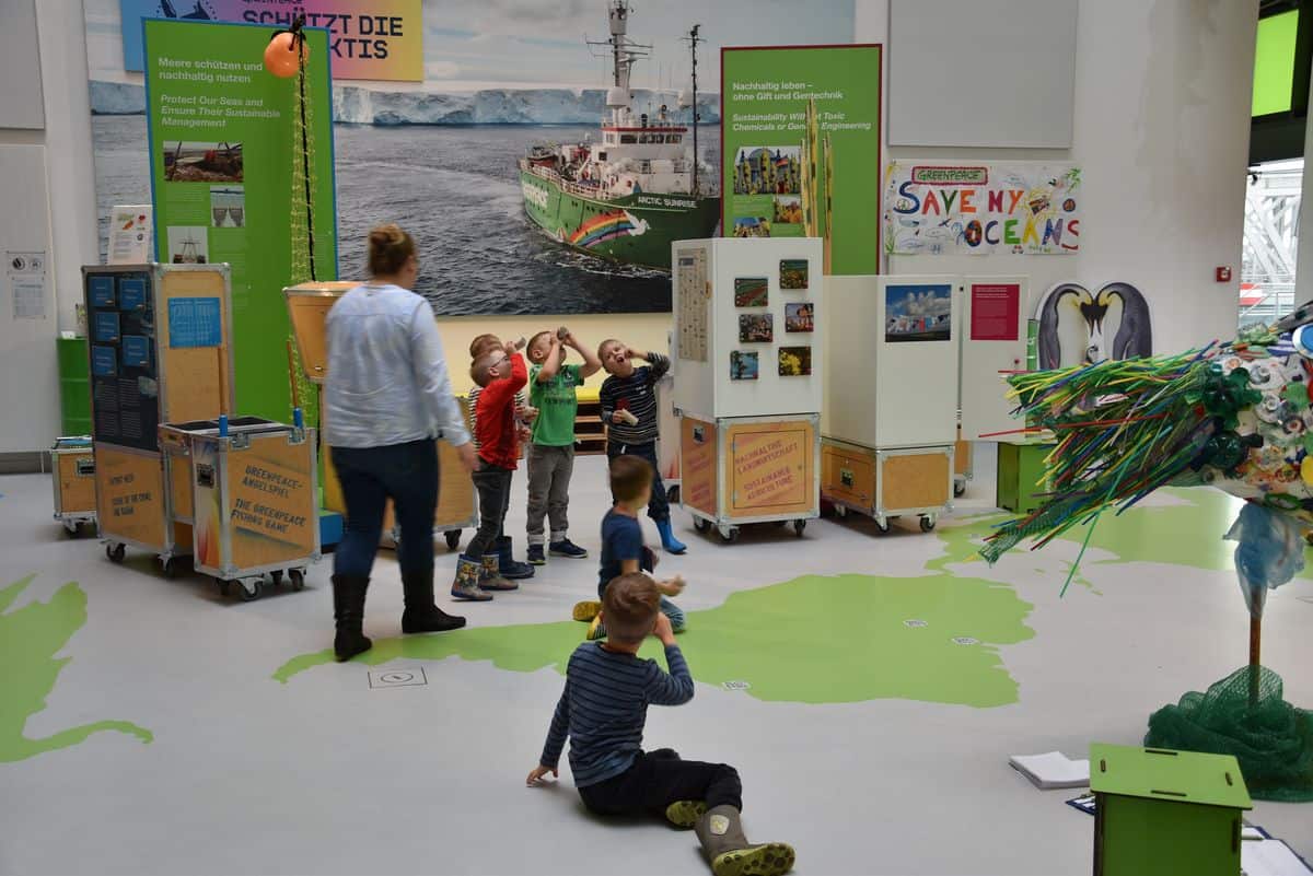 Kinder schauen durch Fernrohre bei Greenpeace in Hamburg