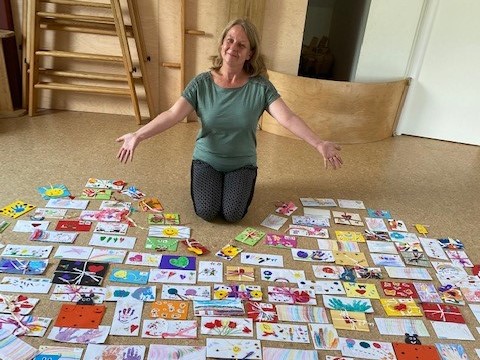Die Leiterin der WABE-Kita Rahlstedter Weg zeigt die Briefe der Kinder