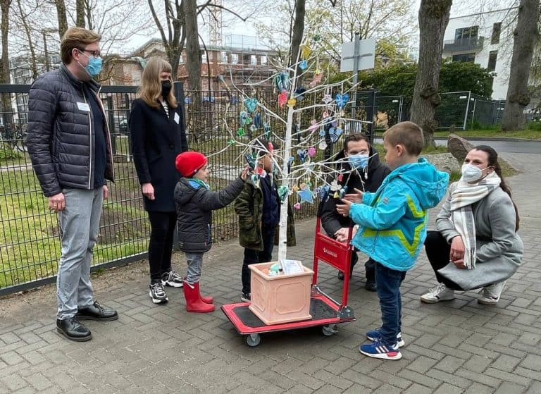 Kinder der WABE-Kita Oxpark übergeben Geschenk an Marcell Jansen