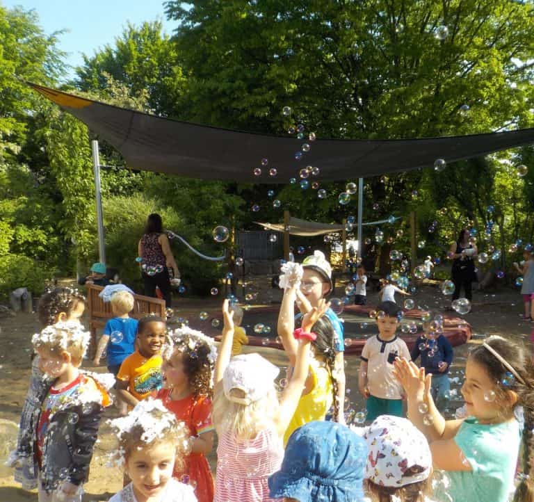 Kinder feiern mit Seifenblasen