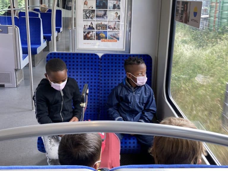 Kinder sitzen in der U-Bahn