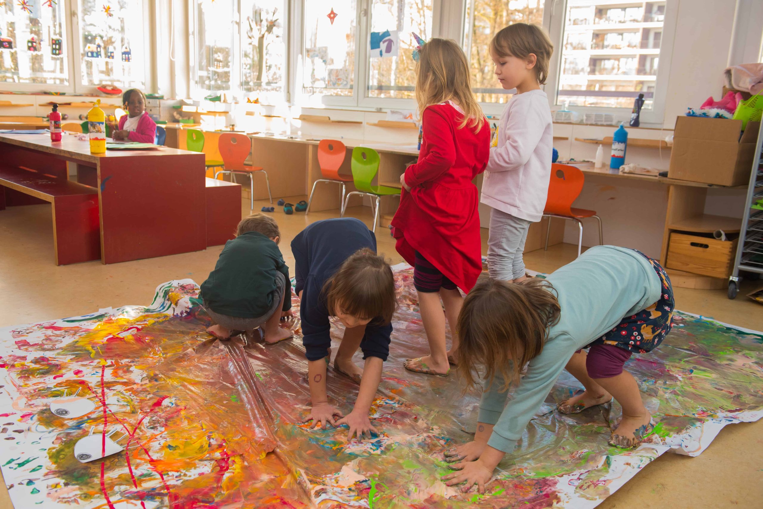 Kinder im Atelier malen mit Händen und Füßen