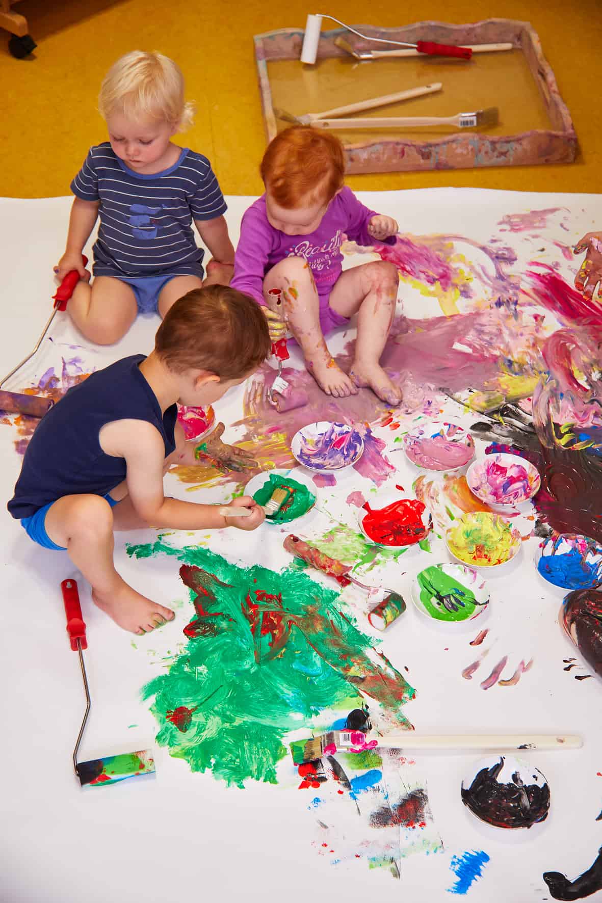 Kinder malen mit Händen und Füßen