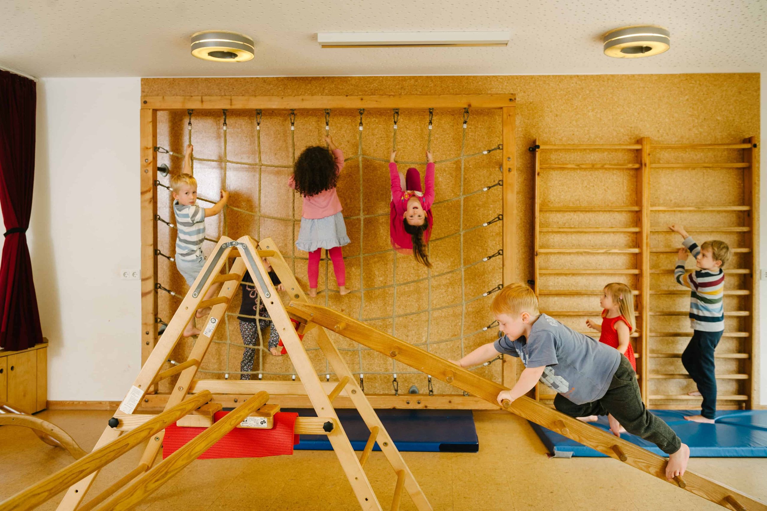 Kinder klettern im Bewegungsraum auf Hengstenberg-Elementen