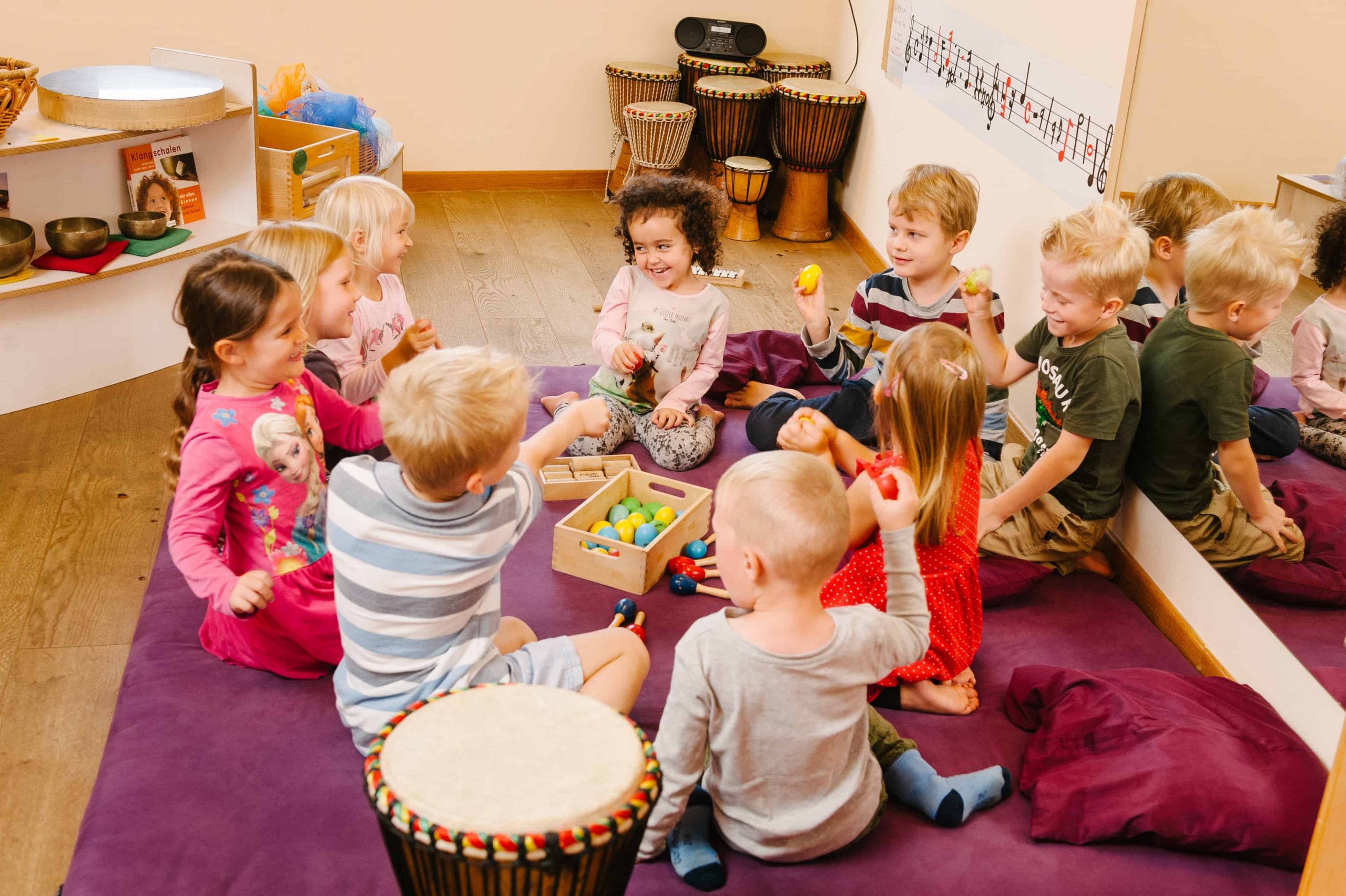 Kinder mit Rhythmusinstrumenten im Kreis