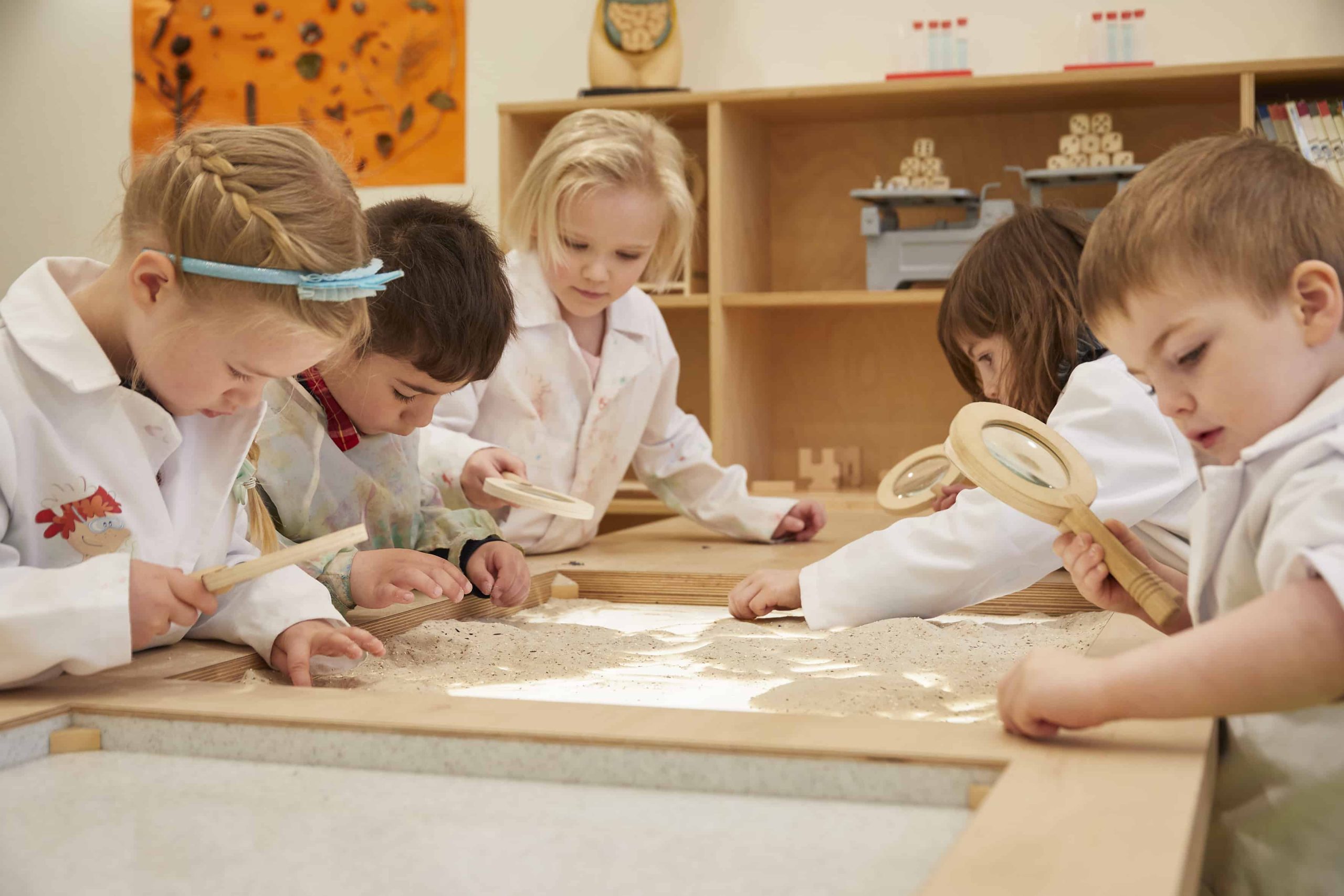Kinder malen mit Sand