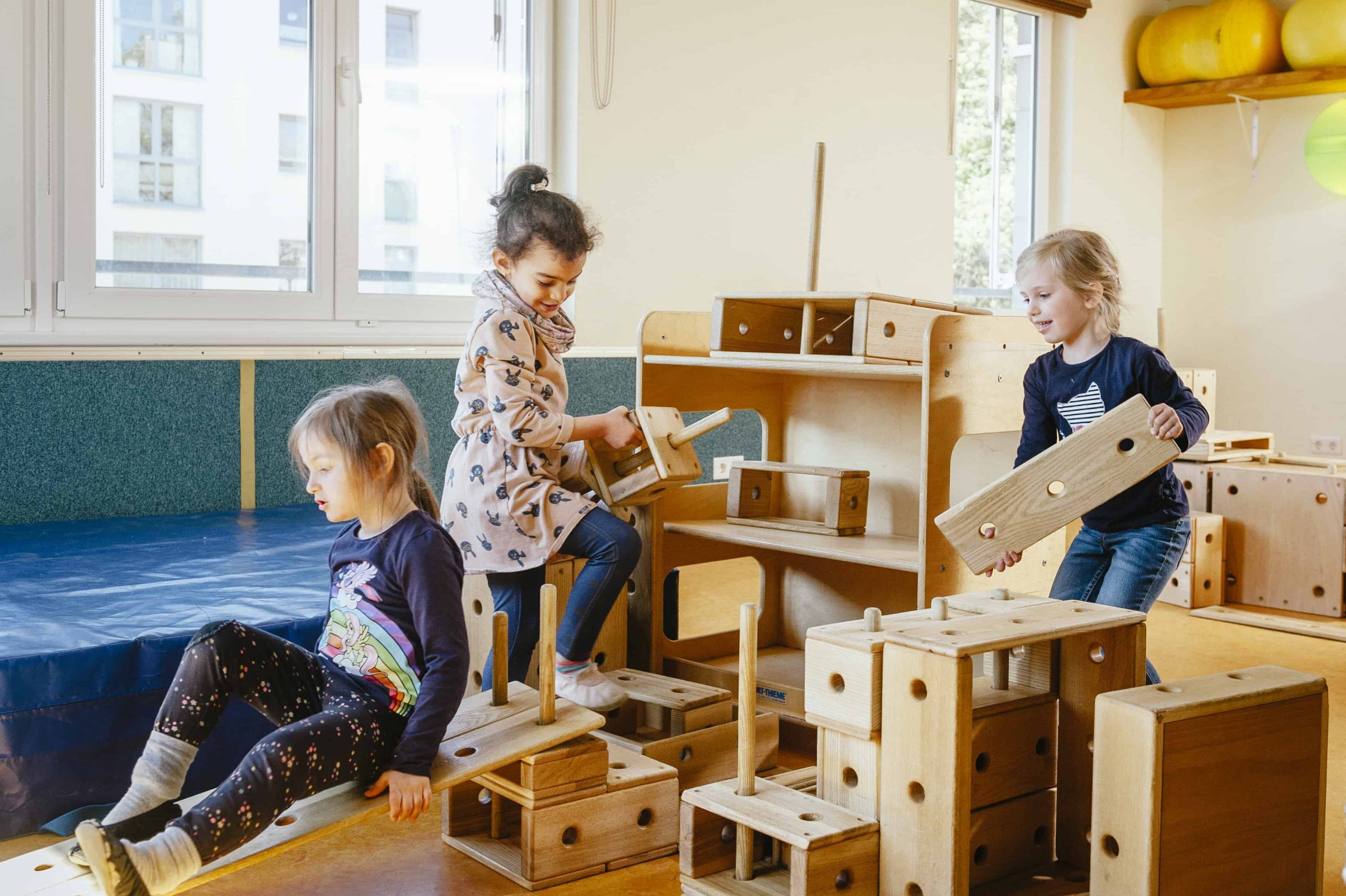 Kinder bauen mit Steckelementen aus Holz