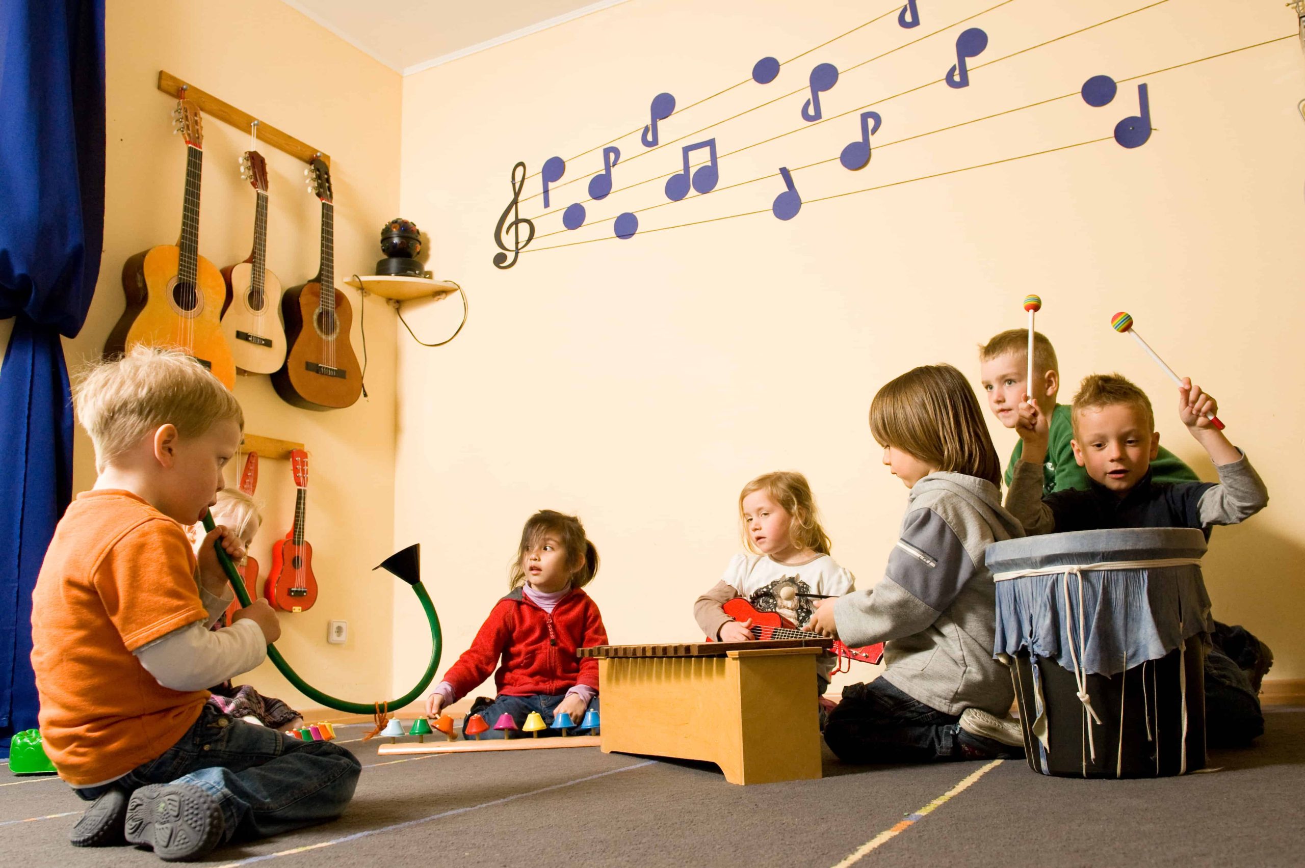 Kinder spielen mit Instrumenten