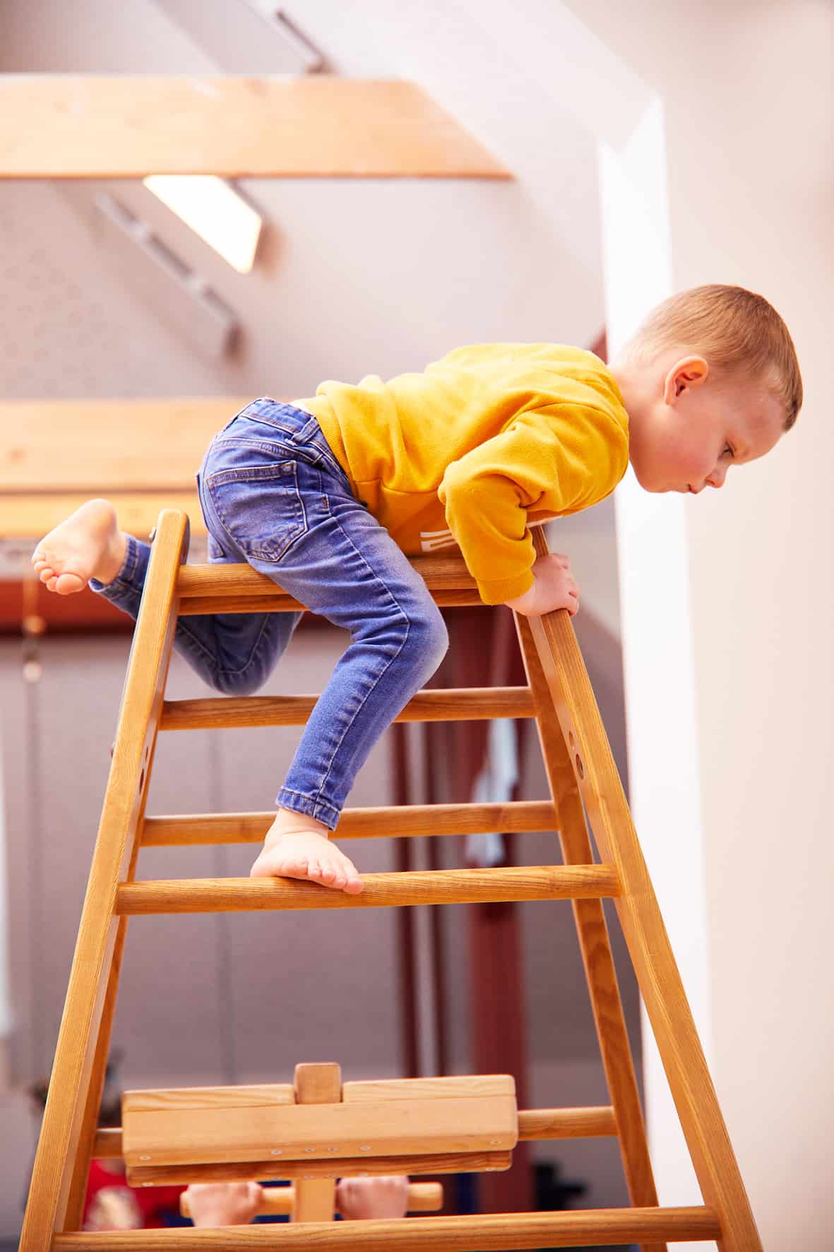 Kind klettert über eine Leiter