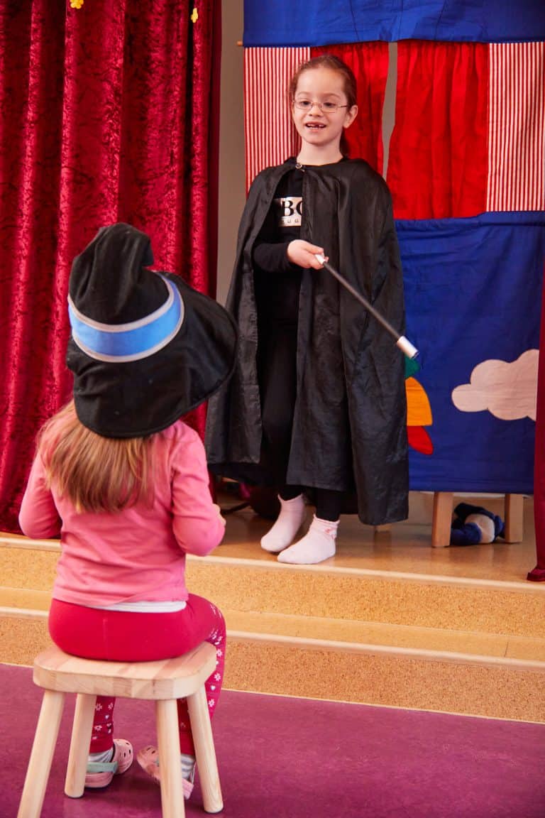 Kind zaubert auf der Bühne