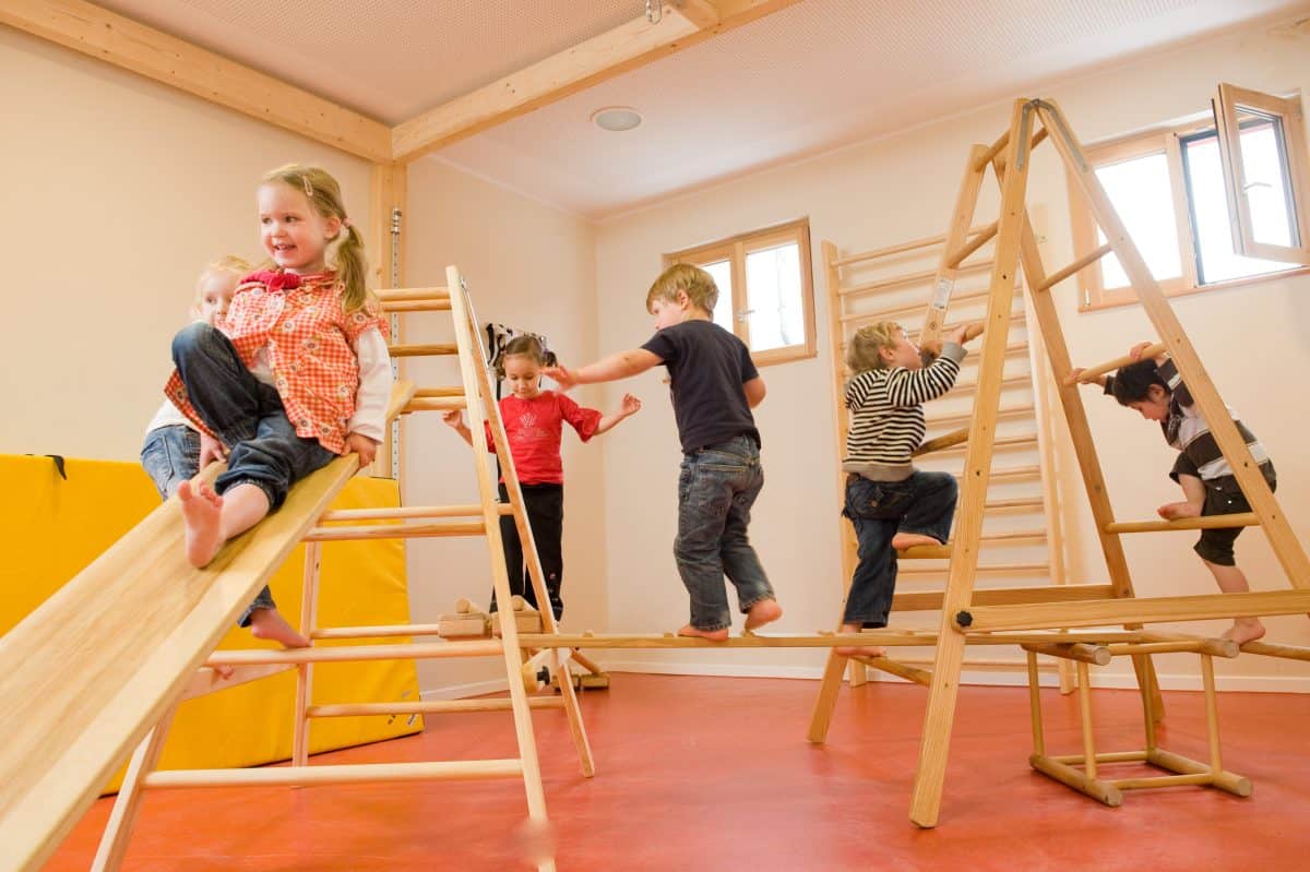 Kinder klettern im Bewegungsraum auf Hengstenberg-Elementen