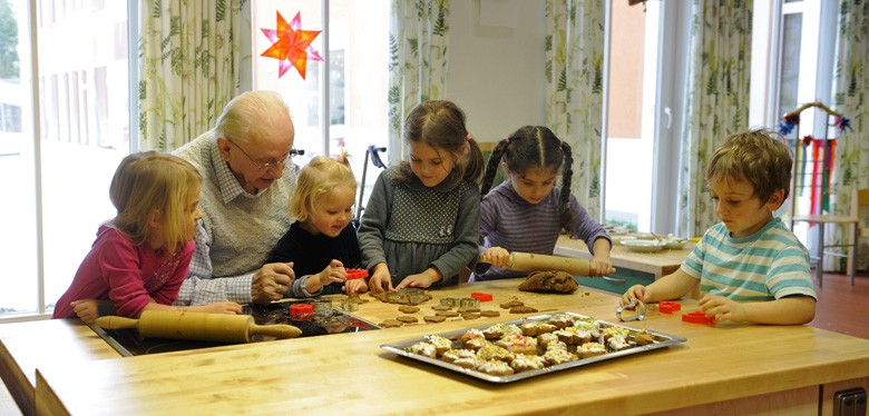 Kinder und Senior backen Kekse