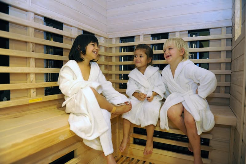 Kinder mit Bademänteln in der Sauna