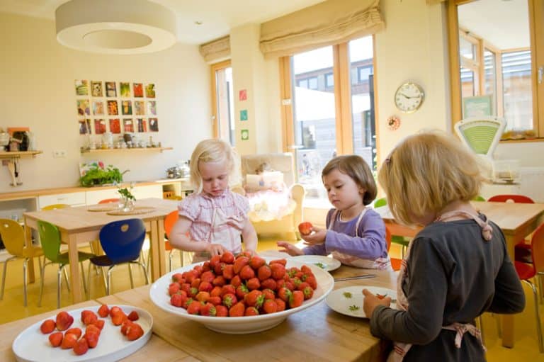 Kinder verarbeiten Erdbeeren