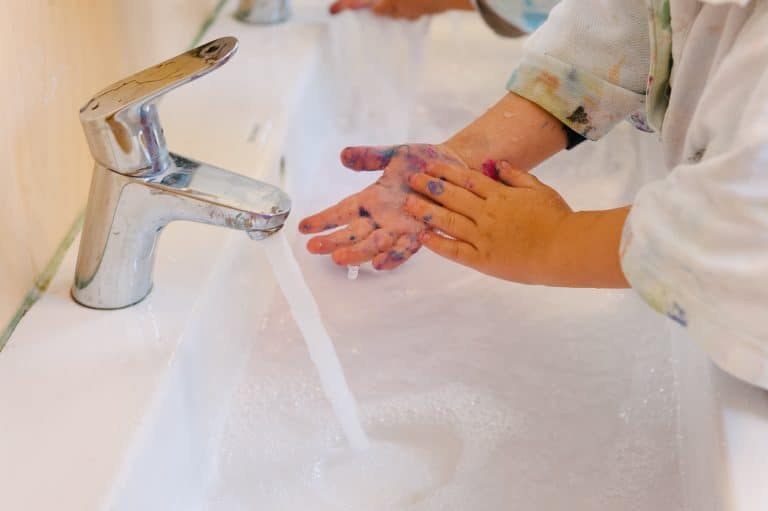 Kinder waschen sich die Hände
