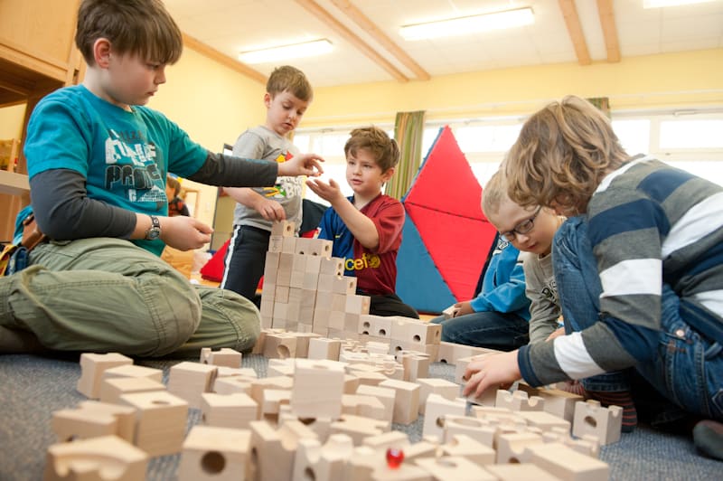 Kinder bauen mit Holzklötzen