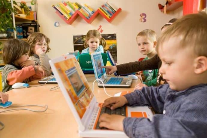 Kinder spielen mit Computern