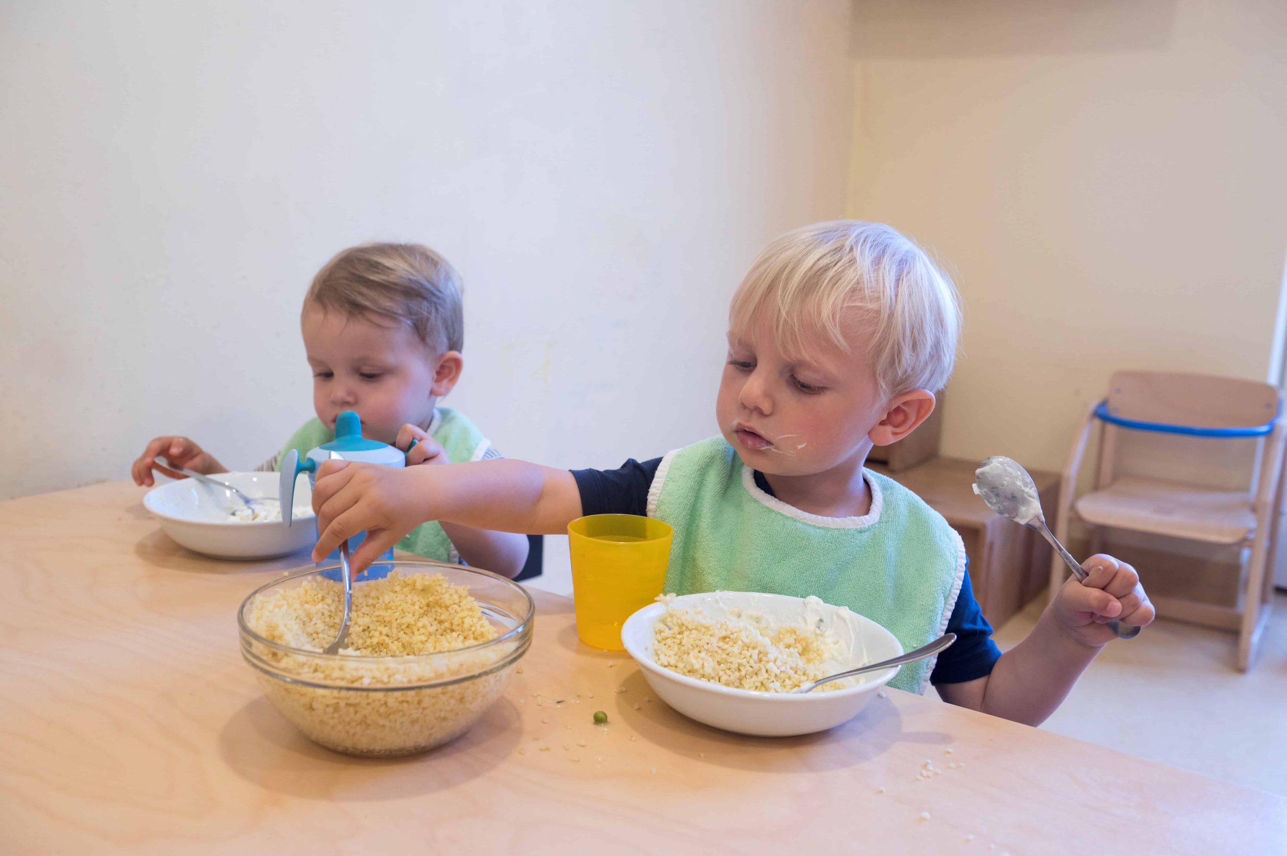 Kinder bedienen sich selbstständig beim Essen