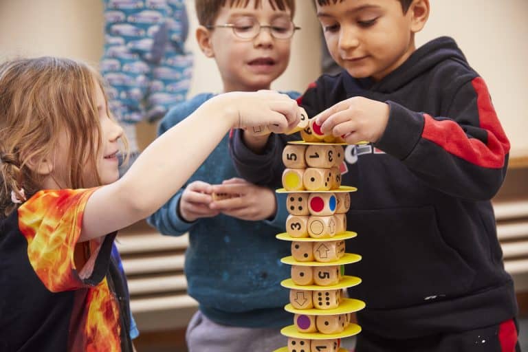 Kinder bauen einen Turm aus Würfeln